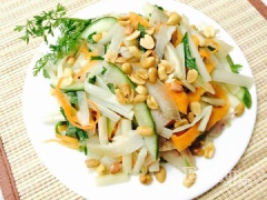 Bày món ăn ra đĩa, rắc đậu phộng lên trên. Nộm ngó sen tai heo chua chua, ngọt ngọt với vị thanh mát nhẹ nhàng. Tai heo quyện với ngó sen, đậu phộng rang khi thưởng thức tạo ra vị ngậy thơm rất hấp dẫn nhất là trong những ngày nắng nóng, chống ngán hiệu quả cho bữa cơm gia đình.
