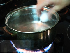 Đun sôi 1 nồi nước, cho bánh vào, luộc chín. Khi thấy bánh nổi lên, phần vỏ hơi phồng, trong thì vớt bánh ra cho ngay bánh vào bát nước lạnh để bánh không bị nát.