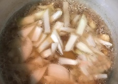 Thơm băm vắt lấy nước cốt. Hành tây thái lát nhỏ. Pha nước sốt: Trộn đều nước me vắt, nước dứa, 2 thìa tương cà, 1 thìa đường, 1/2 thìa gia vị, 1/2 thìa hạt nêm, hoà tan vào nhau. Phi thơm hành và tỏi băm, cho nước sốt me vào đun sôi. Bột năng hoà tan với 1/3 bát con nước, đổ vào nồi nước sốt cho sánh, sau đó cho hành tây vào đảo đều.