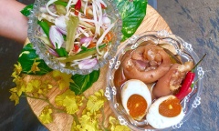 Đun nóng 2 muỗng canh dầu ăn, xào chân giò săn cho vàng keo lại. Đổ nước dừa tươi vào, 15 phút sau bỏ trứng muối đã luộc bóc vỏ vào. Kho tới khi thấm và giò giòn giòn không mềm quá, nêm thêm 1 muỗng cà phê hạt nêm, 2 muỗng canh nước mắm, 2 muỗng cà phê đường cho vừa ăn.
