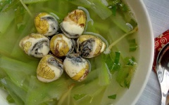 Rắc rau răm vào, múc canh ra tô và dùng với cơm nè!