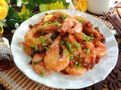 Tôm rim mặn với thịt tôm rim cùng nước mắm mặn đậm đà hấp dẫn. Đây là món ăn rất hút cơm luôn nhé! Nếu dùng với cơm và canh nóng thì càng tuyệt.