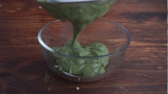 Đun sữa sôi lăn tăn cho 15gr bột matcha vào rồi cho hỗn hợp trứng, bột, đường vào trộn đều và tắt bếp. Lượt qua rây để có hỗn hợp nhân kem mịn, không bị cợn bột trà.