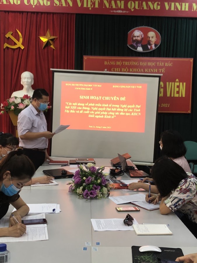 Chi bộ Khoa Kinh tế tổ chức sinh hoạt chuyên đề "Các nội dung về phát triển kinh tế trong nghị quyết Đại hội XIII của Đảng, Nghị quyết Đại hội Đảng bộ các tỉnh Tây Bắc và đề xuất giải pháp trong công tác đào tạo, nghiên cứu khoa học khối ngành kinh tế"