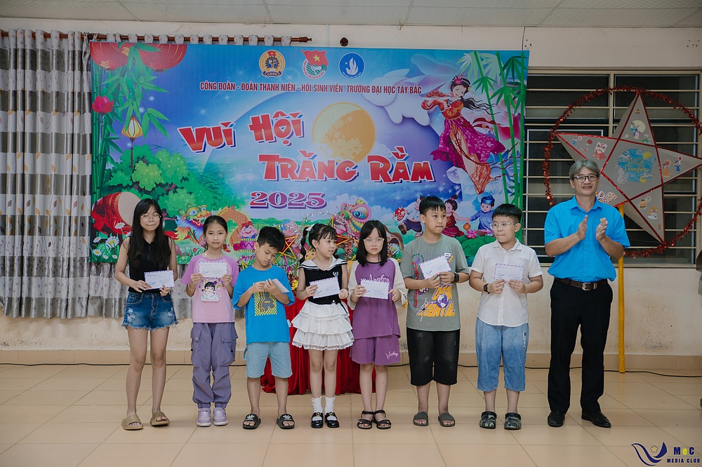 Tuổi trẻ Trường Đại học Tây Bắc tổ chức nhiều hoạt động trung thu ý nghĩa cho thiếu nhi