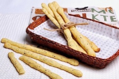 Sau khi nướng xong lấy snack khoai tây que ra và chấm cùng tương ớt, tương cà và sốt mayonnaise nhé!