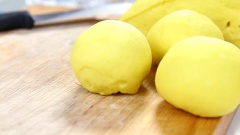 Đến khi bột nở gấp đôi, dùng tay ấn nhẹ cho vỡ các bọt khí, nhồi nhẹ nhàng khoảng 10 phút. Cắt bột thành từng miếng nặng 60gr, vê tròn bột.