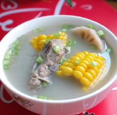 Múc món ăn ra tô, chúc các bạn thành công và ngon miệng với món canh sườn nấu ngô củ sen này nhé!