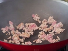 Làm nóng 2 muỗng canh dầu ăn, cho thịt gà vào xào khoảng 5 phút. Khi thịt gà hơi chín thì thêm gừng, hành lá, tỏi vào, xào khoảng 30 giây.