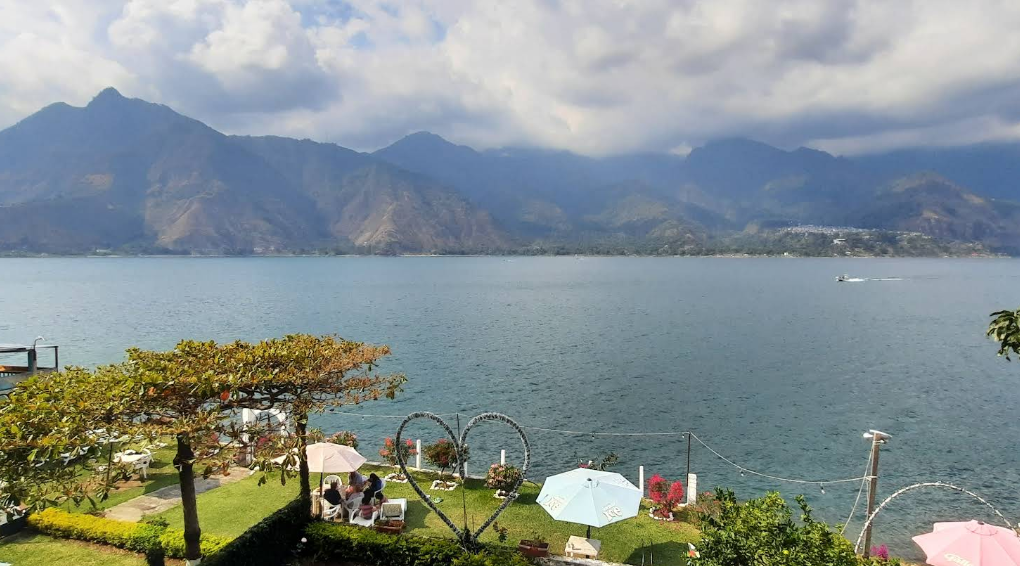 Vista del lago y volcán San Pedro
