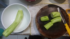 Mướp mua về bạn bào bỏ phần vỏ, rửa sạch, cắt miếng vừa ăn. Khi cắt mướp bạn tránh cắt khoanh như thông thường mà nên cắt thành khúc dài. Như vậy mướp của bạn sẽ có độ giòn ngon hơn.