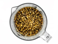 Cho 120ml nước tương, 65g đường nâu, 110ml nước vào nồi nấu sôi đến khi đường tan hết, tắt bếp. Gưng, tỏi băm nhuyễn. Sau đó cho gừng, tỏi băm cùng dầu mè vào nước tương và khuấy đều lên. Thịt bò làm sạch, cắt thành miếng vừa ăn, không quá mỏng, không quá dày.