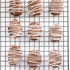 Đun chảy chocolate trong lò vi sóng hoặc hấp cách thủy cho đến khi tan chảy. Nhúng viên bơ đậu phộng vào chocolate rồi để lên khay trong điều kiện mát mẻ cho chocolate đông lại.