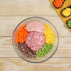 Phần nhân: Trong 1 tô lớn, cho 200gr thịt xay, 100gr giò sống, 50gr cà rốt thái hạt lựu, 50gr hạt bắp, 50gr đậu bo, 50gr nấm mèo đã thái nhỏ, 10gr hành tím băm. Ướp cùng 1 muỗng canh hạt nêm, 1 muỗng canh đường, 1 muỗng cà phê muối, ½ muỗng cà phê tiêu. Trộn đều cho các nguyên liệu và gia vị hòa quyện với nhau.