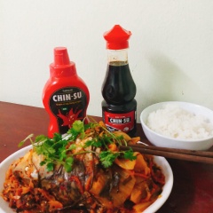 Sau khi nấu xong, cho cá ra đĩa. Món cá chép kho kim chi này ăn nóng cùng cơm rất ngon luôn, đảm bảo vét sạch nồi.