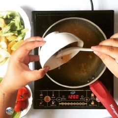 Cháy một ít tỏi và đổ nước vào đun sôi. Dằm me với nước nóng cho ra nước chua và chắt vào nồi canh bỏ hạt. Thả đậu bắp cà chua và khóm vào nấu chung.