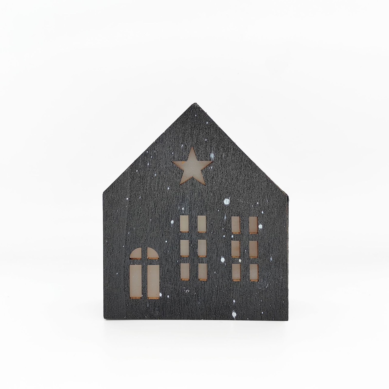 Weihnachtliches Holzhaus mit Beleuchtung als Tischdekoration