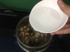 Sau khi nấm rơm đã săn lại, gia vị đã ngấm cho tiếp 1/2 chén nước dừa vào, đảo đều và tiếp tục nấu trong 5 - 10 phút đến khi nước dừa gần cạn. Nêm thêm muối nếu cần vị đậm đà.