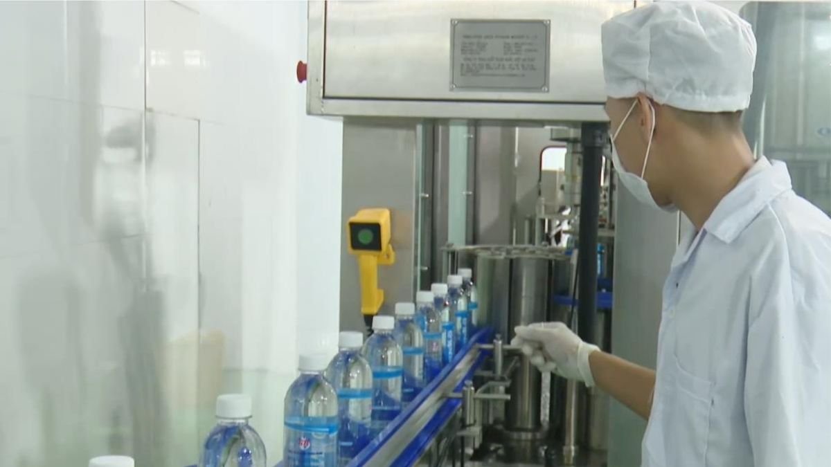 Đảm bảo an toàn thực phẩm nước uống đóng chai - Đài Phát thanh và truyền hình Hà Nội