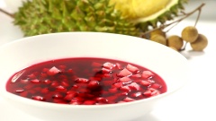 Làm hạt lựu củ năng: Ngâm 100gr củ năng (cắt hạt lựu) với nước luộc củ dền để tạo màu đỏ trong 30 phút. Kế đến chắt bỏ nước, trộn vào củ năng 100 g bột năng, rây phần bột dư sau đó đem luộc tới khi hạt lựu nổi lên, vớt ra tô ngâm với nước đường.