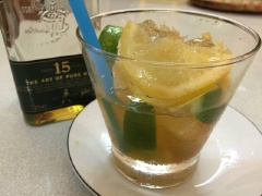 Cho cocktail ra ly và thưởng thức ngay. Vị chua ngọt, thơm nhẹ sẽ khiến bạn thích thú.