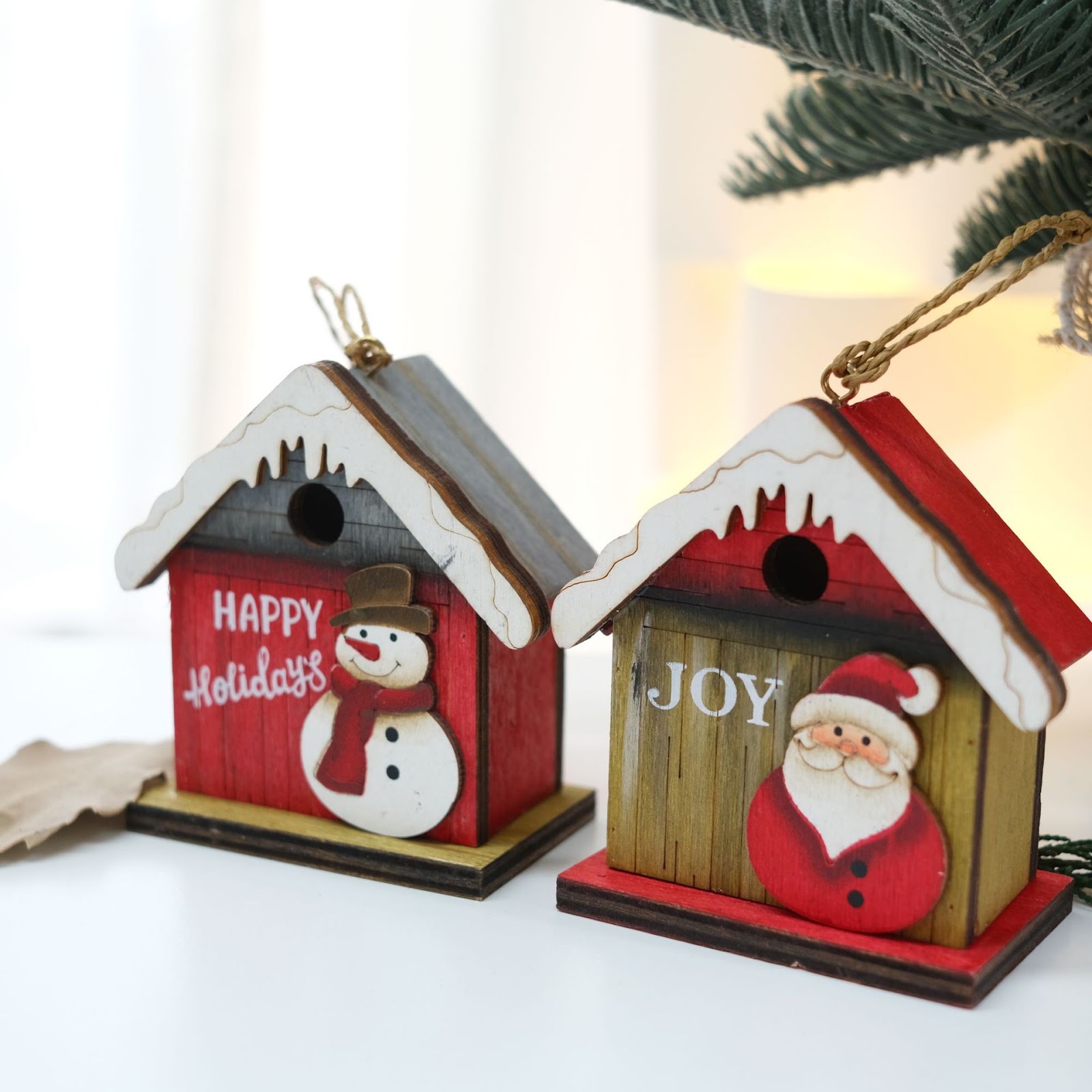 Dekorative Retro-Holzhütte mit Weihnachtsmotiv