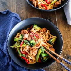 Rắc một ít mè rang lên trên rồi gắp mì ra đĩa để thưởng thức. Đĩa mì xào được kết hợp với vị thơm ngon của thịt gà, vị thanh ngọt của bông cải xanh vô cùng hài hòa. Chỉ cần một đĩa mì xào thịt gà như thế này thôi là đã cung cấp đủ dinh dưỡng cho một bữa ăn rồi, vừa có tinh bột, vừa có rau xanh lại vừa có chất đạm.