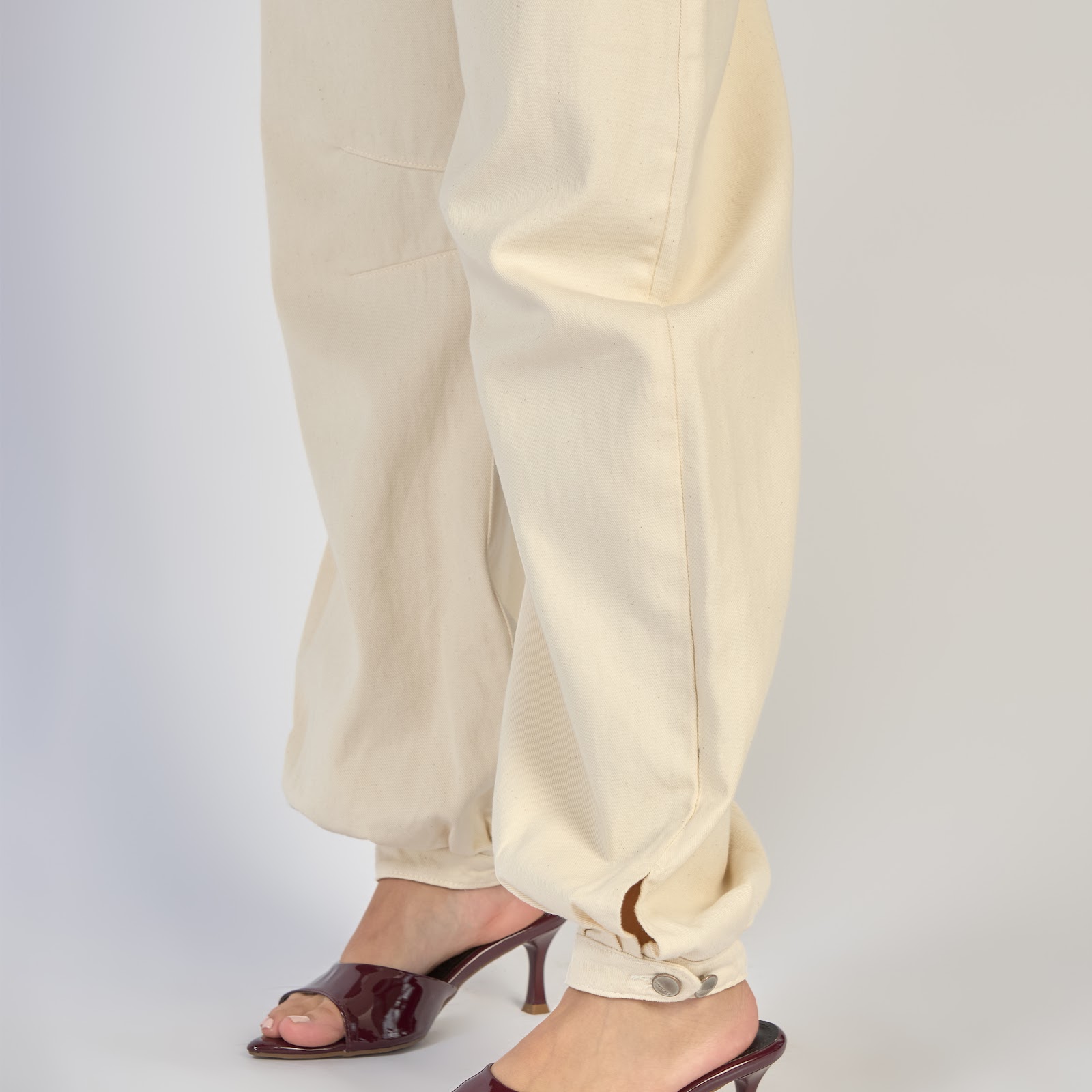 Jean dama barrel straight rígido con botón en la bota, color Ivory - Vista 4