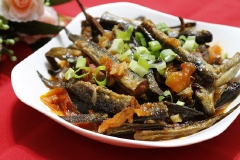 Khô cá kèo sốt cà với thịt cá dai béo, mằn mặn, quyện sốt chua chua, hương vị cực kỳ thơm ngon. Hứa hẹn sẽ đem đến cho bữa cơm gia đình một món ngon hấp dẫn, đưa cơm liên tục.