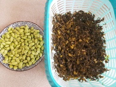 Trái đậu nành lông Nhật Bản (Edamame) mua về, bóc vỏ lấy hạt bên trong. Dưa cải chua được rửa sạch thái nhỏ, bóp cho sạch nước.