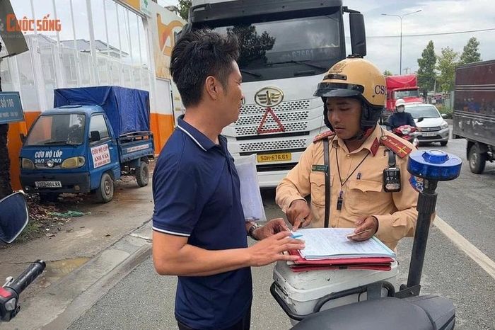 Nguyên nhân 5 phường có xe container vi phạm dừng đỗ nhiều nhất? - Báo Tri thức &amp; Cuộc sống