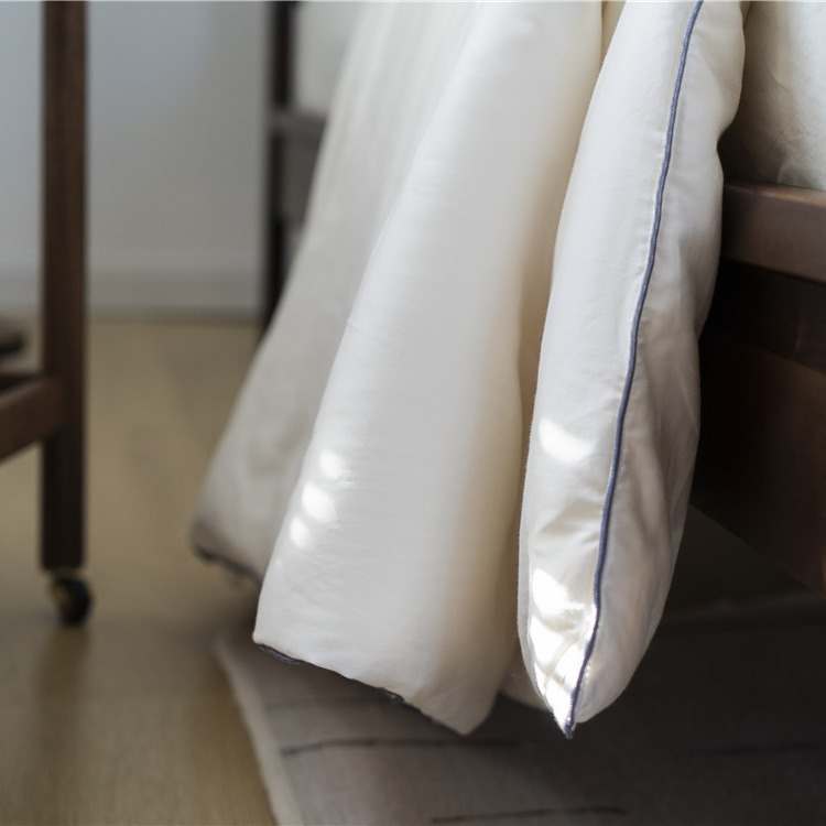 Japanese silk comforter with long-staple cotton cover