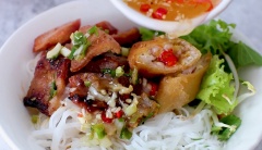 Cho cốt nước mắm vào lọ thủy tinh, bảo quản dùng dần. Khi ăn các loại bánh xèo, bánh khọt, bánh bột lọc, bánh ướt, bún thịt nướng, bánh cuốn, ... bạn chuẩn bị sẵn ớt băm và tỏi băm trong chén. Cho cốt nước mắm đã nấu vào và khuấy đều. Không cần thêm chanh vì trong nước mắm đã có sẵn vị chua ngọt thanh nhẹ của thơm rồi. Cách làm nước mắm chấm bánh xèo, bánh mặn hay nước mắm đa năng không khó, nhưng bạn cũng nên tập luyện nhiều lần để cho quen tay nhé. Đến khi đã có kinh nghiệm rồi, bạn sẽ chẳng cần phải cân đo đong đếm nữa, chỉ cần "ra tay" là đã có bát nước mắm ngon ngất ngây rồi.