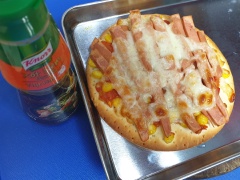 Cuối cùng lấy bánh pizza xúc xích bắp ra và thưởng thức thôi. Cực đơn giản và dễ làm phải không nè, chả cần phải tốn tiền cho những chiếc pizza ngoài tiệm nữa. Sao bạn không thử làm tại nhà để xem mọi người có trầm trồ không nha.