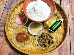 Trước tiên bạn chia đều phần bột nếp ra 5 tô đều nhau, 1 tô để nguyên màu trắng. 4 Chén bột còn lại bạn cho các nguyên liệu tạo màu tương ứng vào cùng rồi thêm nước ấm vừa đủ sau đó nhồi bột cho tới khi thấy bột có độ dẻo mịn nhất định, không dính tay là bột đã được. Sau đó, ngắt từng viên bột vừa nhỏ rồi ấn dẹt sau đó cho nhân đường mật vào giữa, gói lại cho kín rồi vo cho bánh tròn đều. Cứ như vậy bạn làm cho hết nguyên liệu còn lại và để bánh ra đĩa.
