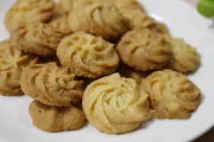Cho khay bánh vào lò nướng khoảng 20-25 phút là bánh chín vàng đều, sau đó lấy khay bánh ra và xếp bánh lên giá sắt cho bánh nguội hoàn toàn mới đem cất vào hũ sạch bảo quản, dùng dần. Bánh quy tự làm tại nhà ngon chẳng kém mua ngoài tiệm. Thêm vào đó, bạn còn có thể tùy chỉnh liều lượng để phù hợp với khẩu vị và dinh dưỡng của con em mình.