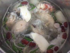Cho các gia vị gồm kỉ tử, hoài sơn, ngọc trúc, đương quy vào túi lọc. Khi nước sôi già thì cho gói gia vị vào, nấu cùng. Ớt hiểm xanh rửa sạch, bỏ cuống. Cho ớt vào nồi hầm cùng gà. Sau đó thả táo đỏ vào, đảo đều. Khi gà gần chín thì nêm lại với 2g muối, 3g đường, 5g hạt nêm. Nấu thêm ít phút nữa thì tắt bếp.