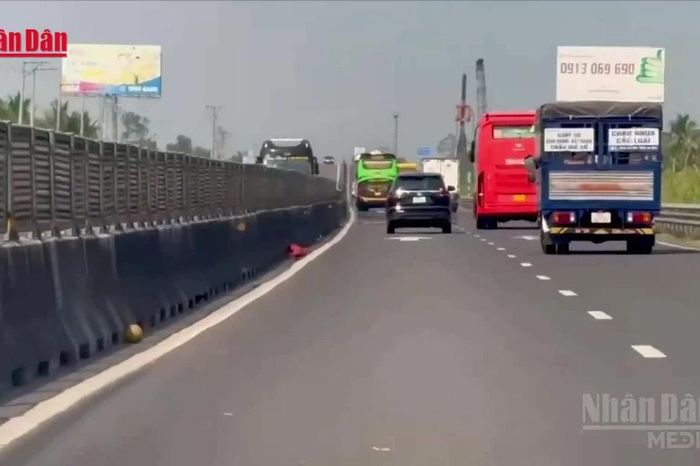 Rác thải xuất hiện trên cao tốc TP Hồ Chí Minh – Trung Lương – Mỹ Thuận – Cần Thơ, tiềm ẩn nguy cơ mất an toàn - Báo Nhân Dân