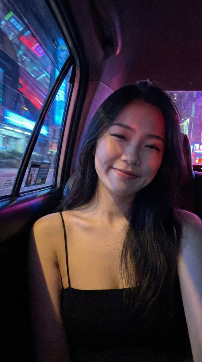 Selfie en taxi nocturno, luces de neón, retrato realista