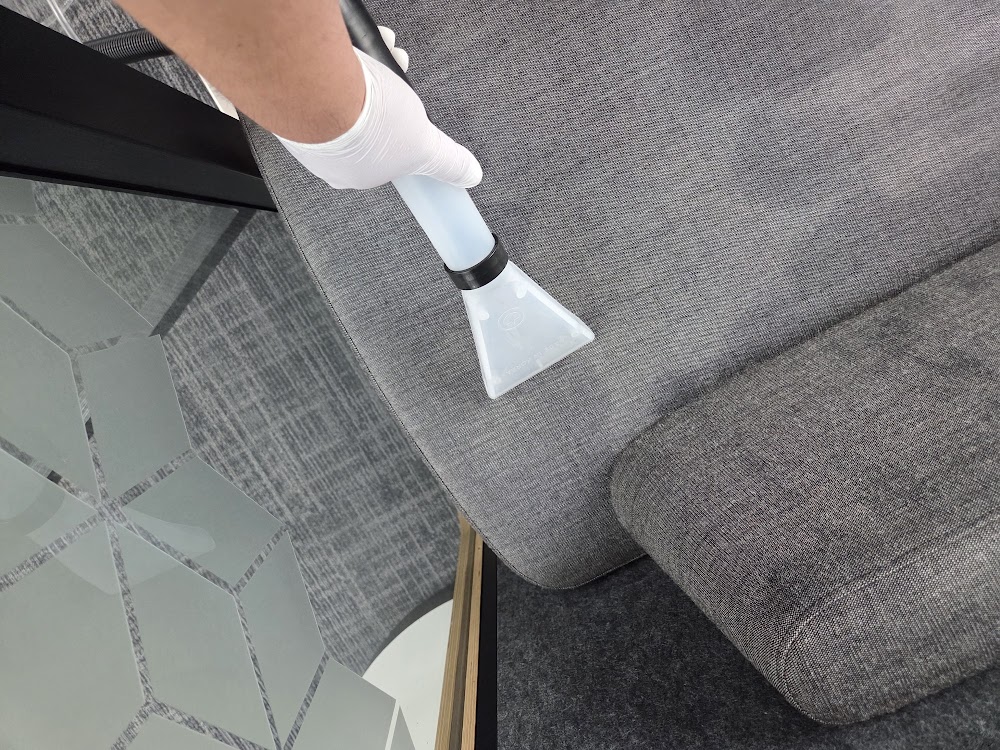 ▲ 회색 패브릭 소파를 추출 헤드로 빨아냅니다