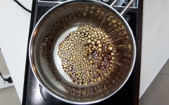 Cho 2 muỗng canh đường vào nồi, đun đến khi đường chảy, chuyển màu nâu canh kiến thì tắt lửa, nhanh tay cho chuối vào, rải đều sả và riềng lên trên.