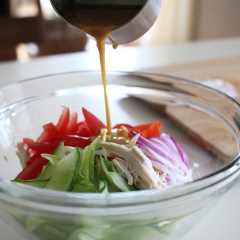 Khuấy tan hỗn hợp trộn gỏi gồm: 1.5 muỗng canh mù tạt, 2 muỗng canh đường, 2 muỗng canh giấm, 1 muỗng canh nước tương, 1 muỗng cà phê tỏi băm, 1 muỗng cà phê dầu mè. Cho vào tô lớn gồm thịt gà, dưa leo, hành tây, cà chua, củ cải đỏ, mè đen, dội hỗn hợp sốt vừa pha vào trộn đều lên là có thể dùng.