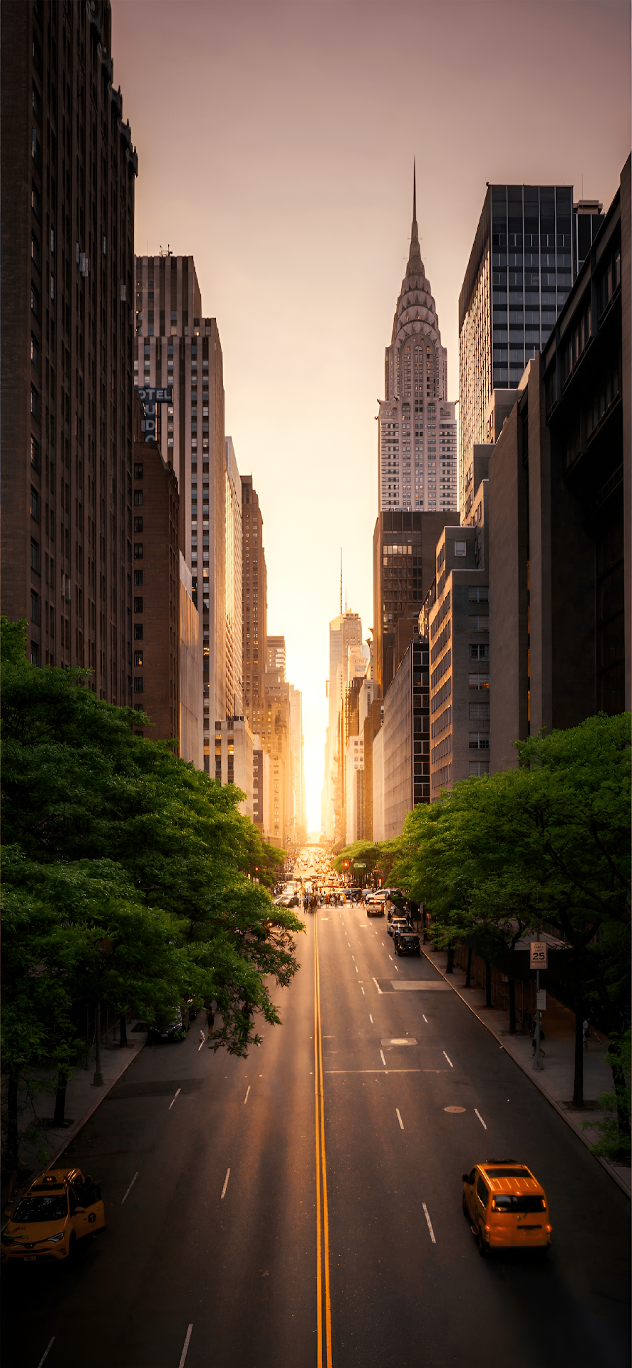 Manhattan Street View Chrysler Building Sunset Glow - Free 4K mobile Wallpaper