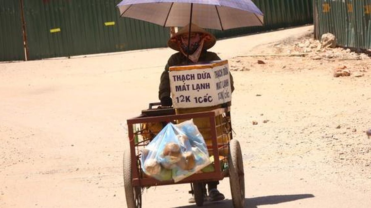 Người lao động chật vật mưu sinh giữa 'chảo lửa' 40 độ C Hà Nội - Báo Người Lao Động