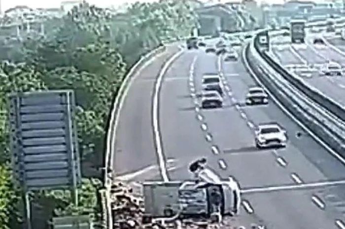 Xe tải nổ lốp lộn nhiều vòng trên cao tốc, cặp vợ chồng trẻ lao vào cứu tài xế trong tích tắc - Tạp chí Doanh Nghiệp Việt Nam