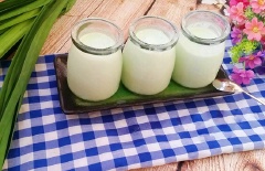 Sau khi đã hoàn thành món sữa chua lá dứa, nếu thích dùng lạnh, bạn để thêm vào ngăn mát tủ lạnh, sau đó mời mọi người thưởng thức.