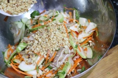 Cho đậu phộng rang giã dập vào trộn đều lên.