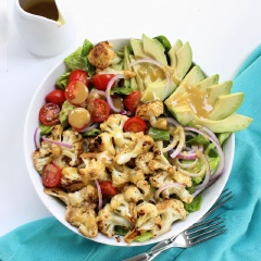 Khi ăn bạn chỉ cần trộn đều lên là được. Salad rau củ sốt mù tạt đậm đà, thơm ngon với sự hòa quyện giữa vị béo bùi của bơ cùng bông cải giòn giòn, cà chua và hành tây ngon ngon. Còn chờ gì mà chúng ta không thử ngay món salad bổ dưỡng này nào.