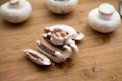 Khoai tây cà rốt gọt vỏ, cắt miếng vừa ăn. Nấm mỡ rửa sạch, cắt bỏ cuống, cắt lát mỏng.