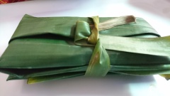 Trải miếng lá ra mâm, thoa xíu dầu ăn lên lá rồi múc lưng muỗng canh bột lên, múc nhân lên dàn đều ra, gấp 2 mép dọc của lá rồi đến gấp 2 đầu ta được cái bánh hình chữ nhật. Dùng bàn tay ấn lên bánh cho bột dàn mỏng ra để khi hấp xong bánh sẽ có gốc cạnh.